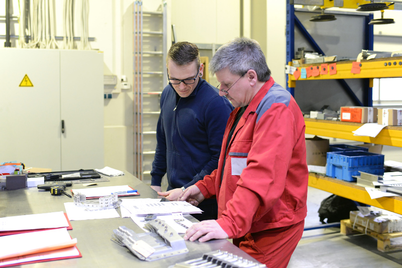 Ein Handwerksmeister im Betrieb mit seinem Angestellten