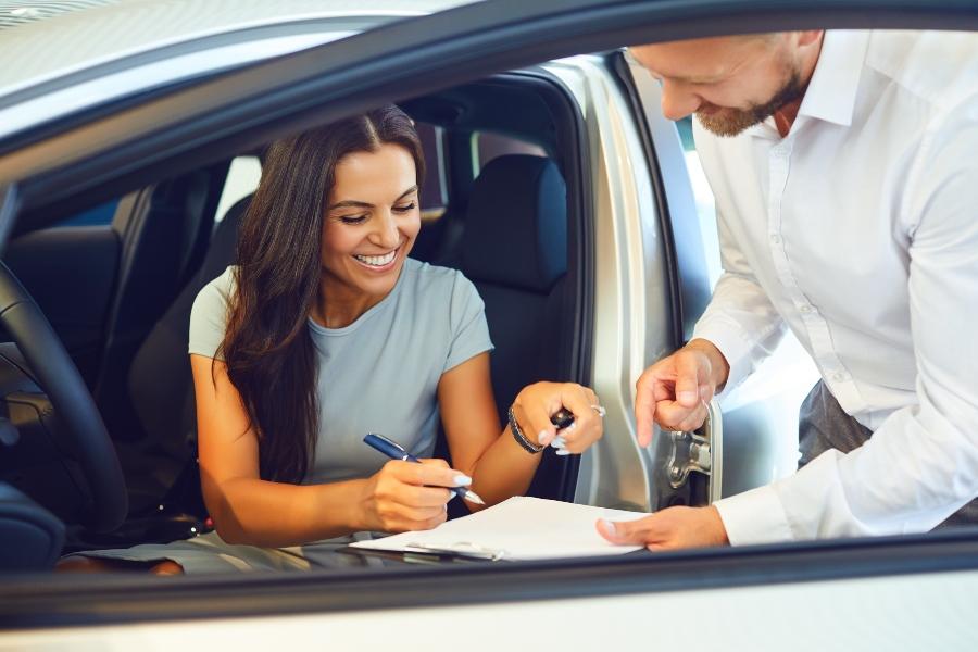 autokauf-frau-werbegeschenke-im-autohaus