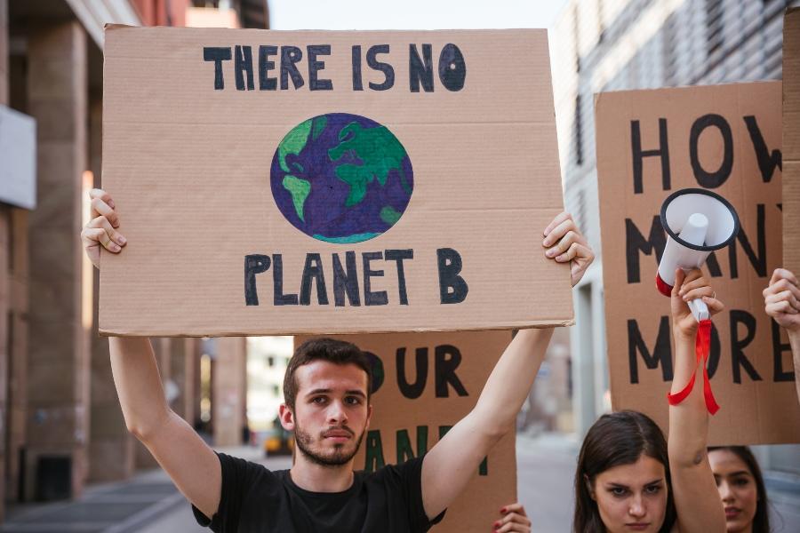 Klimaprotest mit Schildern