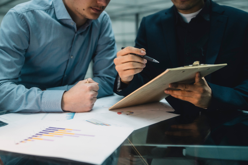 Zwei Männer in einem geschäftlichen Beratungsgespräch 