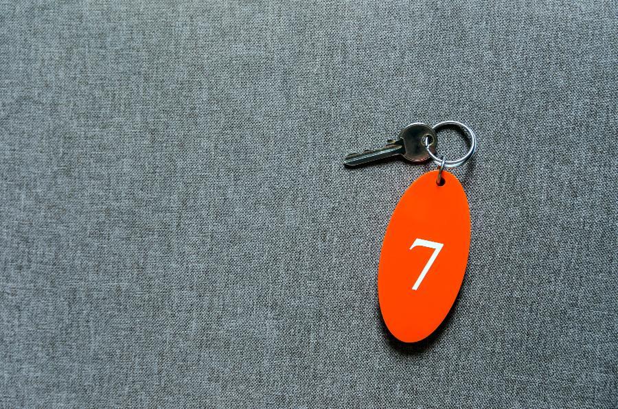 Oranger Schlüsselanhänger mit Zahlen