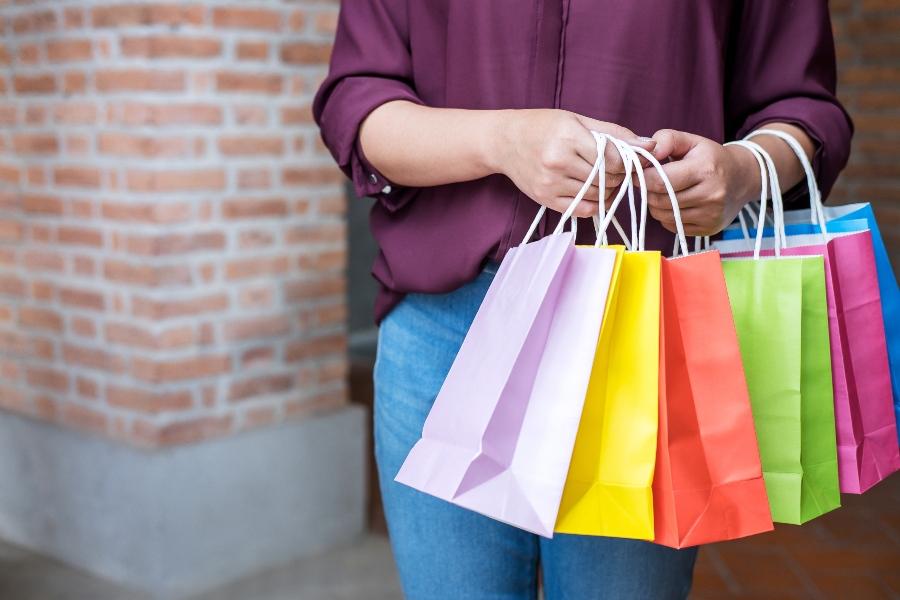 Dame mit Einkaufstüten in der Hand - Weihnachtsgeschenke