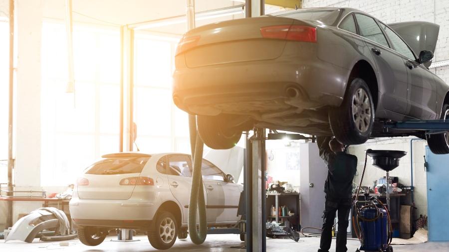 freie Autowerkstatt mit Autoreparatur