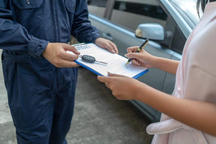 Unterschrift unter Werkvertrag - Auftragsabwicklung im Handwerk