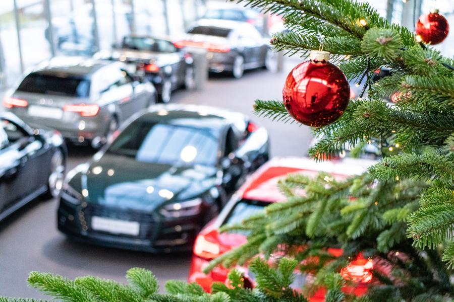Weihnachten in einem Autoohaus