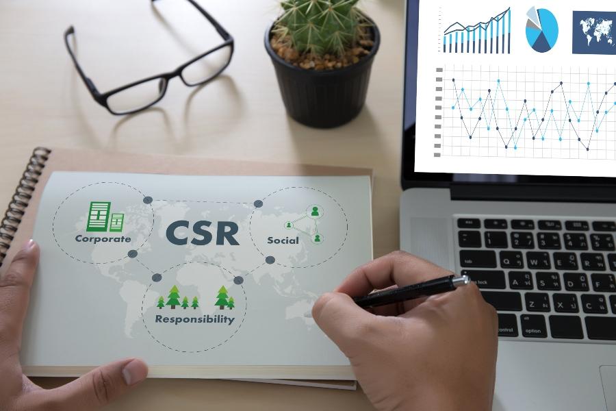 Mann notiert CSR Ziele - Symbolbild Corporate Social Responsibility