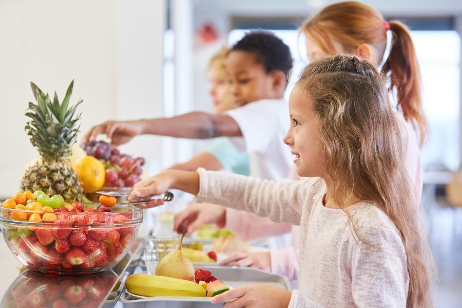 Kinder bedienen sich an der Obsttheke