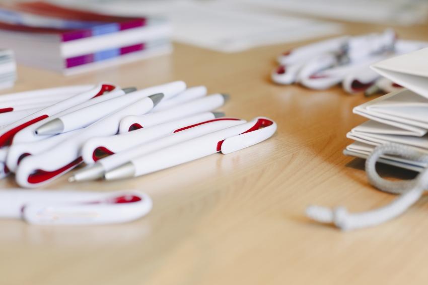 Ballpoint pens as merchandising to promote a company, empty space. Kugelschreiber - Werbebriefe
