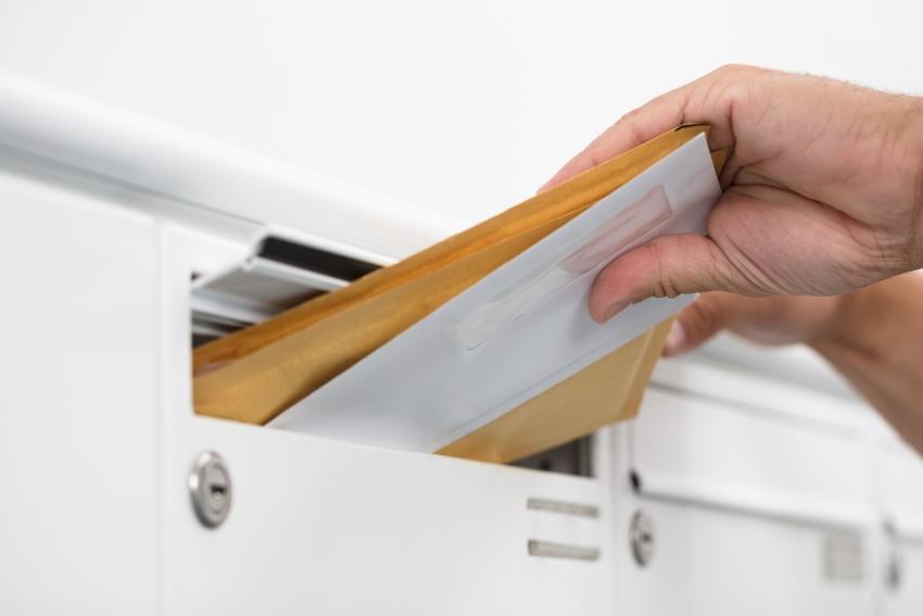 Werbebriefe werden in Postkasten eingeworfen