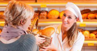 Junge Frau kauft in der Bäckerei ein - Stammkunden gewinnen und halten