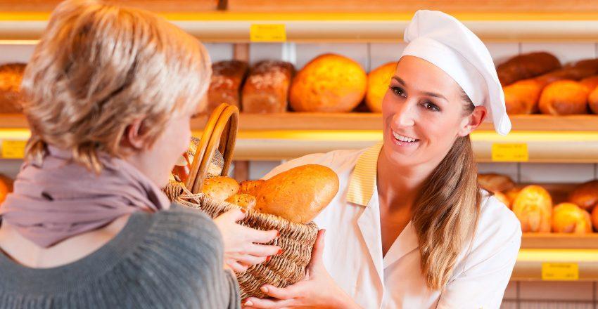 Junge Frau kauft in der Bäckerei ein - Stammkunden gewinnen und halten