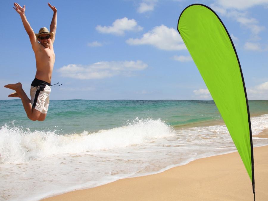 Beachflag und fröhlicher Urlauber - Flexible Werbeflaggen