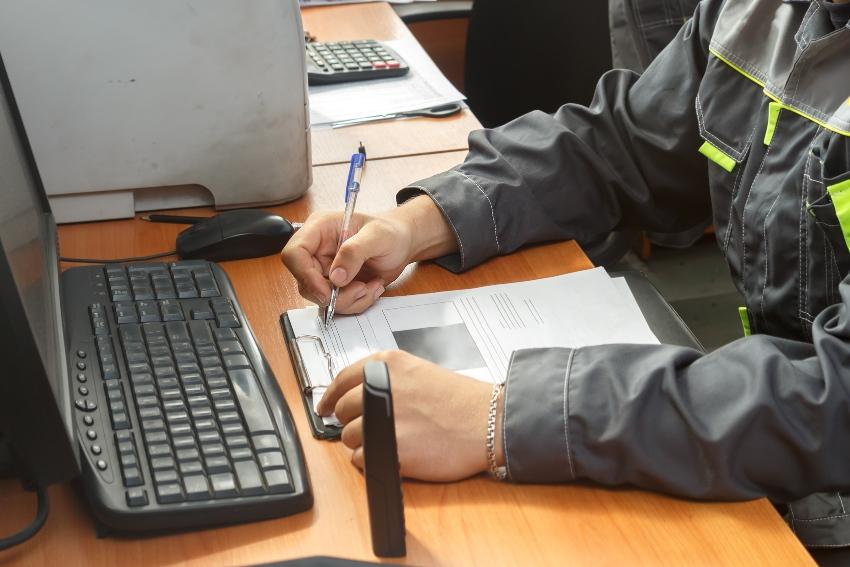 Handwerker macht Büroarbeit