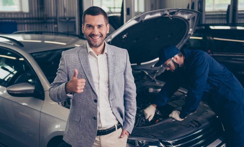 Zufriedener Kunde in der Automobilwerkstatt - Stammkunden gewinnen und halten