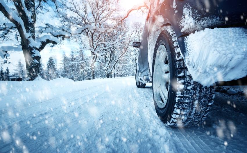 Autoreifen, Winterszene - Reifenwechsel Angebot