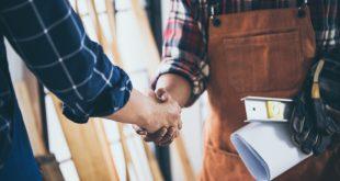 Handwerker begrüßt Kunden - Handwerker Werbung