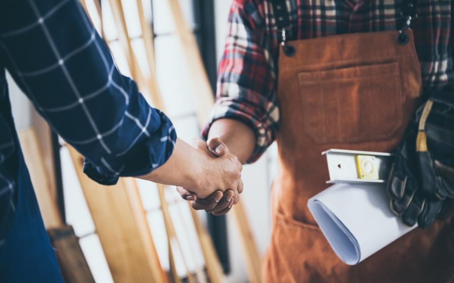 Handwerker begrüßt Kunden - Handwerker Werbung