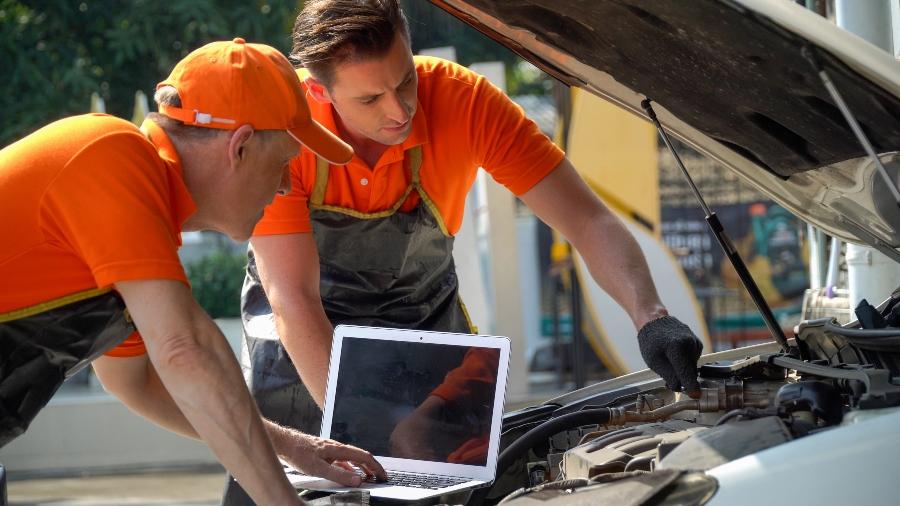 2 Automechaniker bei der Arbeit