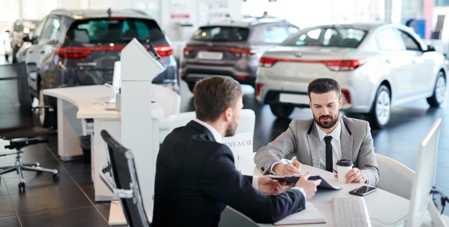 2 Mitarbeiter in einem Autohaus