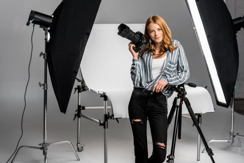 Junge Fotografin im Studio