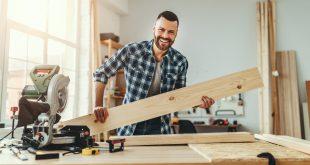 Schreiner bei der Arbeit - Selbstständig machen im Handwerk