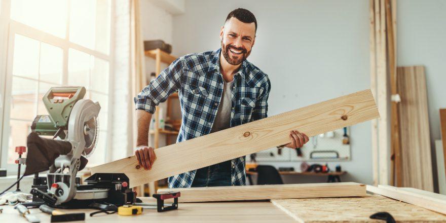 Schreiner bei der Arbeit - Selbstständig machen im Handwerk