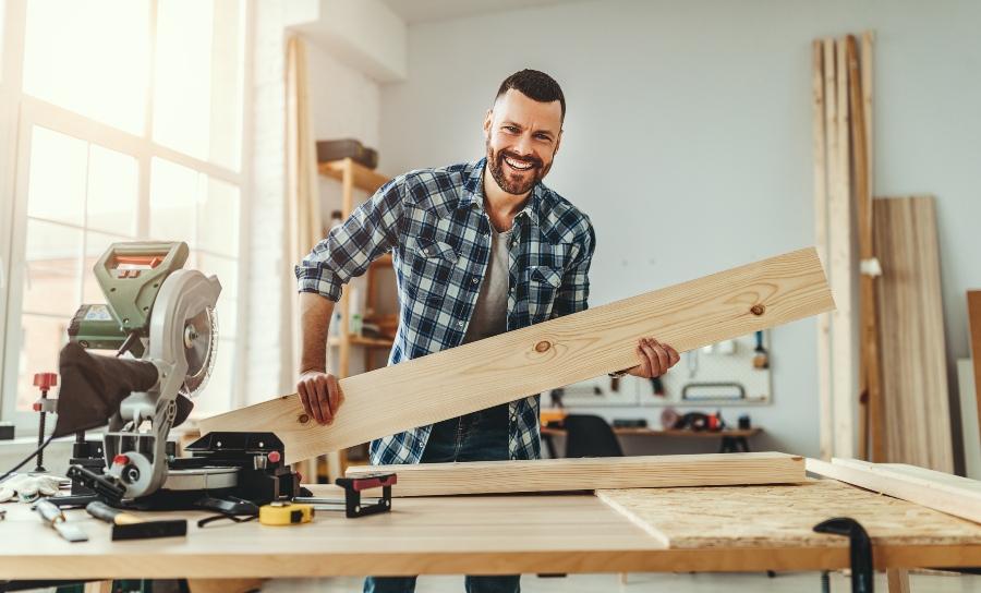 Schreiner bei der Arbeit - Selbstständig machen im Handwerk