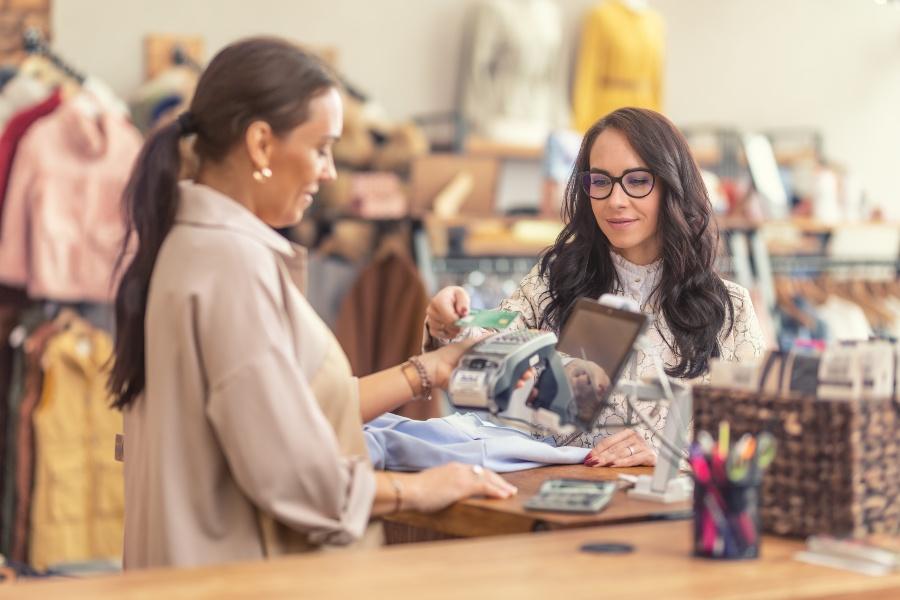 Kassiervorgang zweier Frauen im Laden