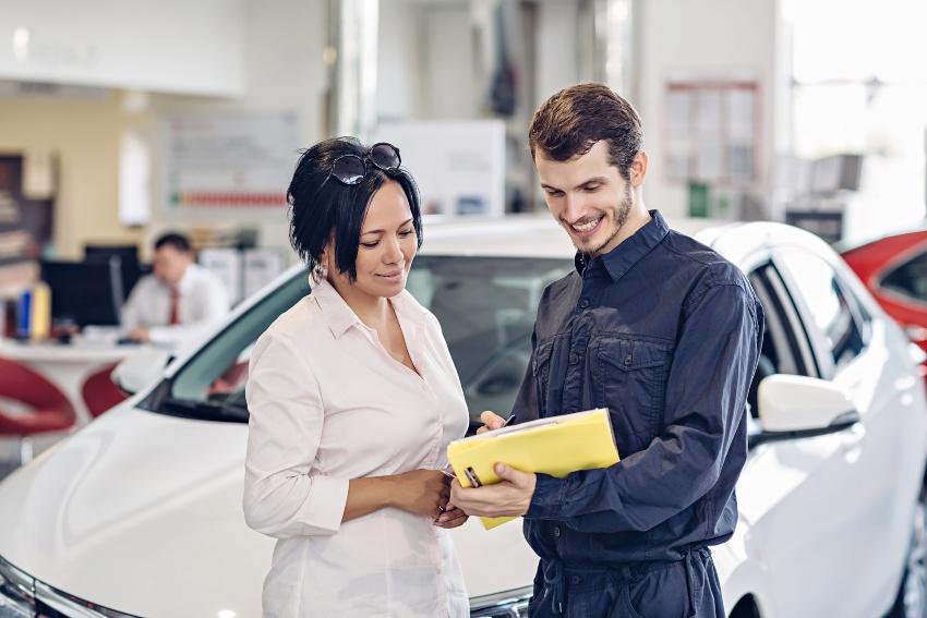 Kundin bei einem Mitarbeiter im Autohaus