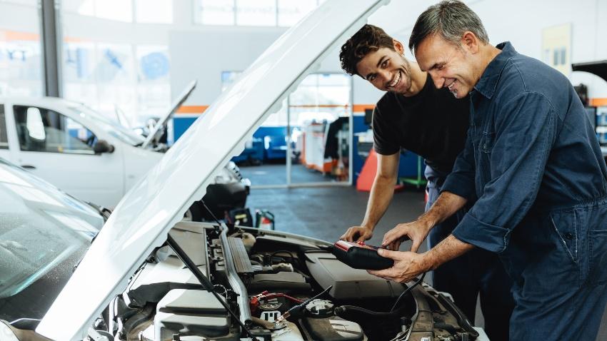 Zwei KFZ-Mechaniker bei der Arbeit