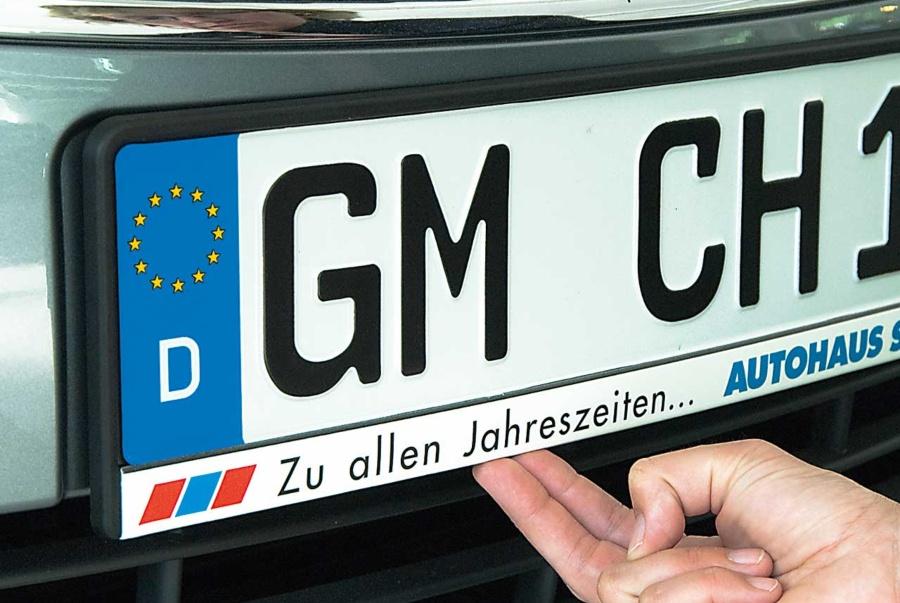 Kennzeichenverstärker wird montiert