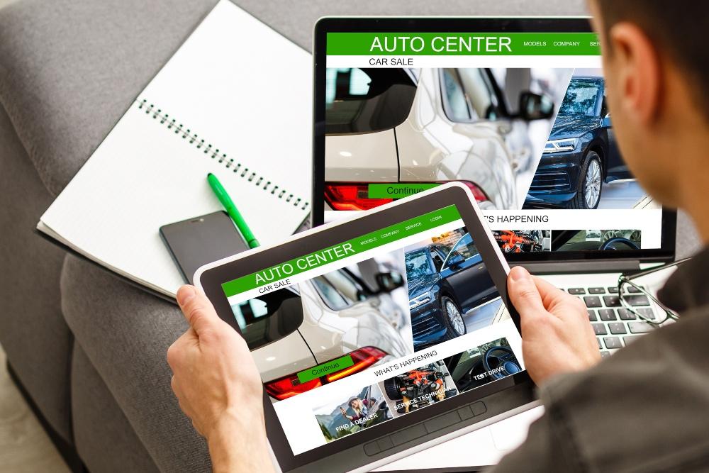 Jemand surft auf einer Auto-Plattform online, Omnichannel im Einzelhandel