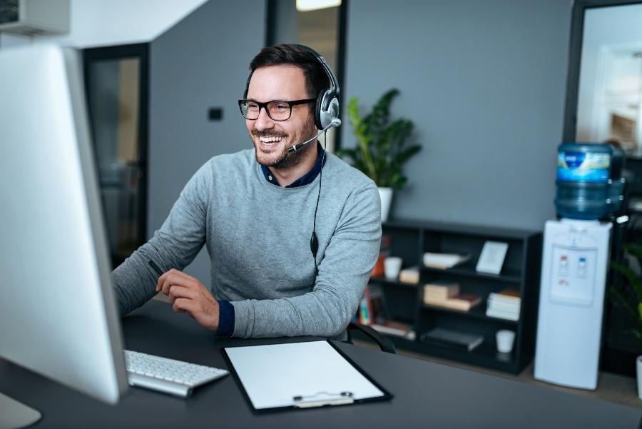 Junger Mann mit Headset in einem Online Call