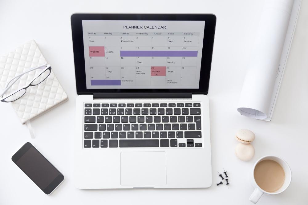 Laptop zeigt einen Online Kalender