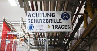 Schild: Achtung Schutzbrille - Scherheitskennzeichen am Arbeitsplatz