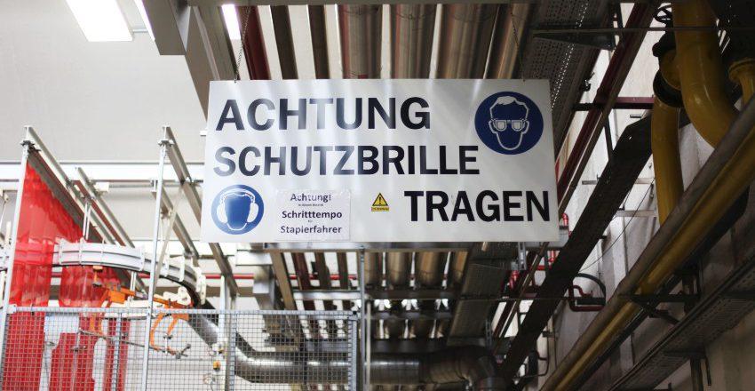 Schild: Achtung Schutzbrille - Scherheitskennzeichen am Arbeitsplatz