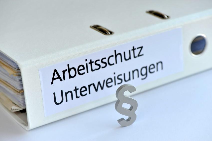 Symbolbild Aktenordner mit Beschriftung "Arbeitsschutz Unterweisungen" - Sicherheitskennzeichen am Arbeitsplatz