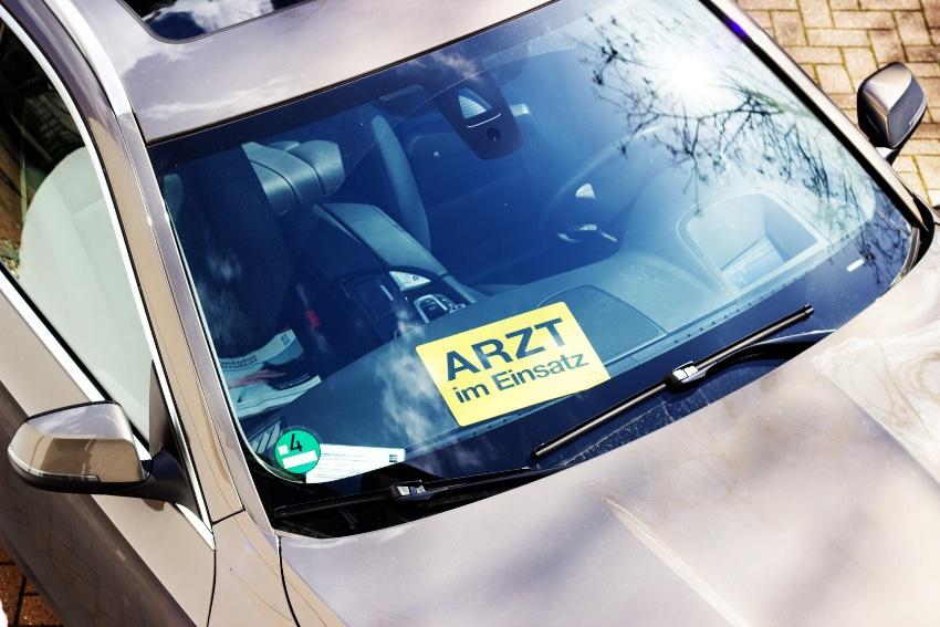 Parkendes Auto eines Arztes, Schild "Arzt im Einsatz" - gewerblicher Kaufvertrag für Autos