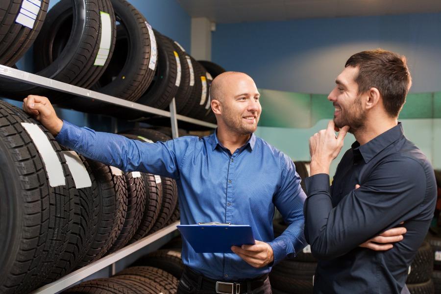 Kunde wird bezüglich Autoreifen beraten - After-Sales-Marketing für Autohäuser und Kfz-Werkstätten