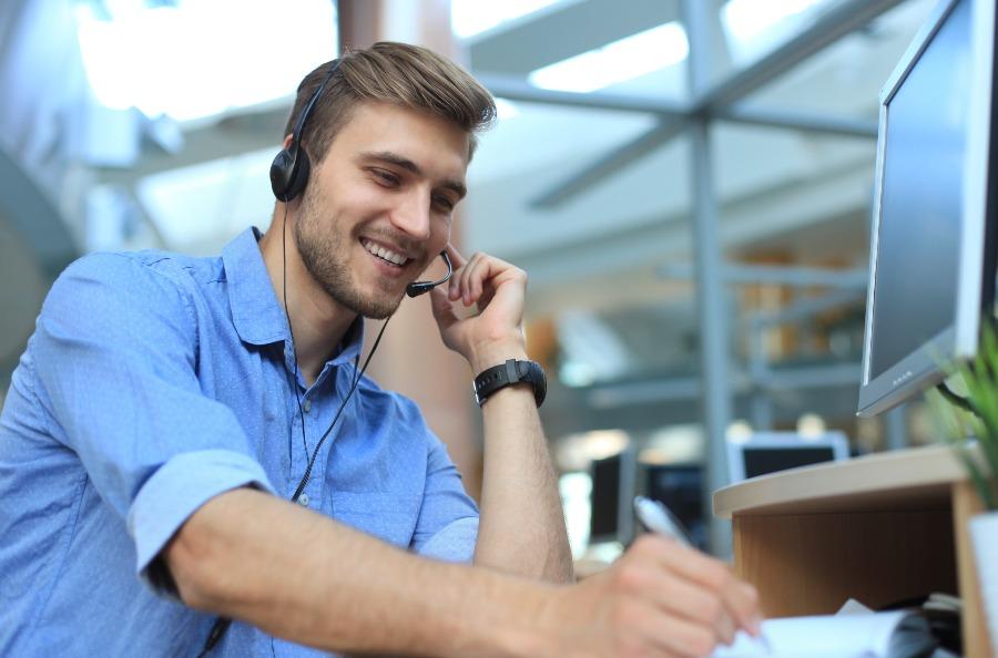 Junger Mann telefoniert mit Kunden - After-Sales-Marketing für Autohäuser und Kfz-Werkstätten