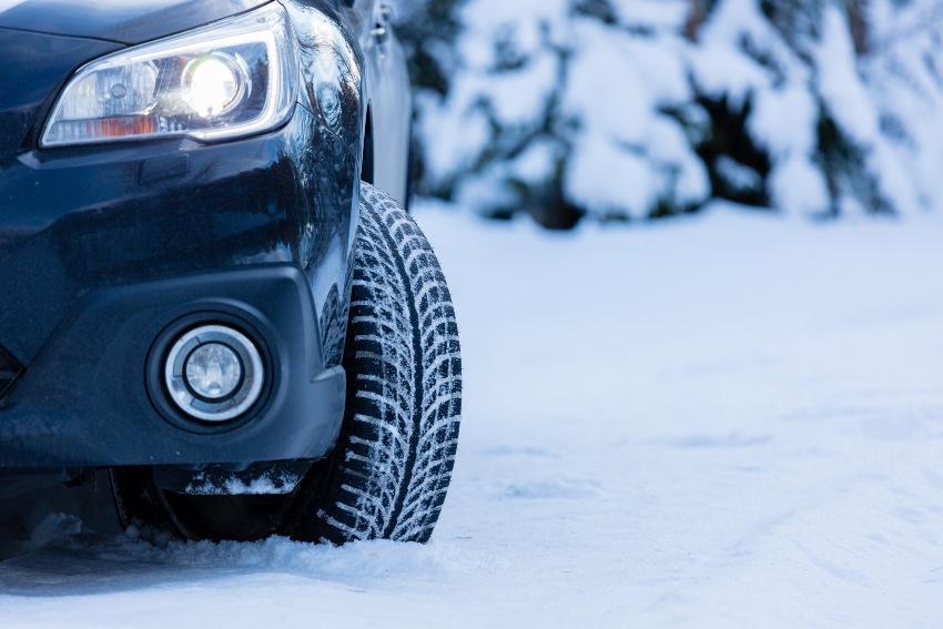 Auto im Schnee - Winterreifen wechseln