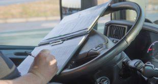 LKW Fahrere füllt Fahrtenbuchvorlagen aus