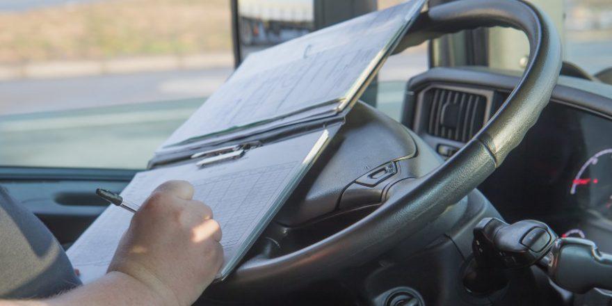 LKW Fahrere füllt Fahrtenbuchvorlagen aus
