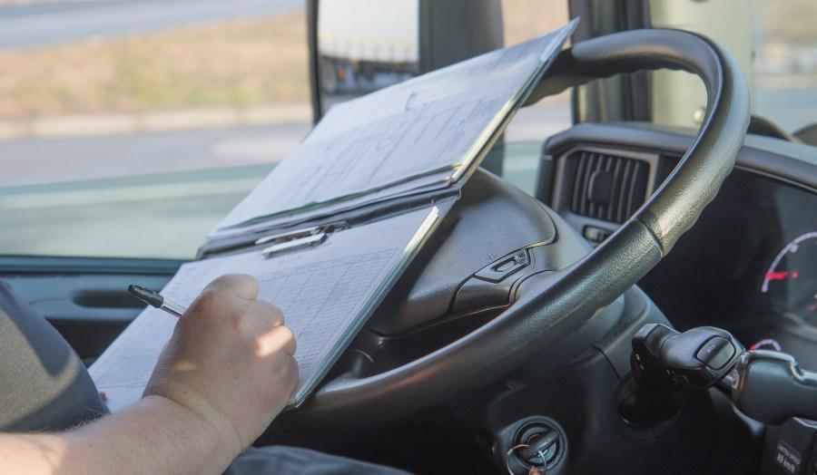 LKW Fahrere füllt Fahrtenbuchvorlagen aus