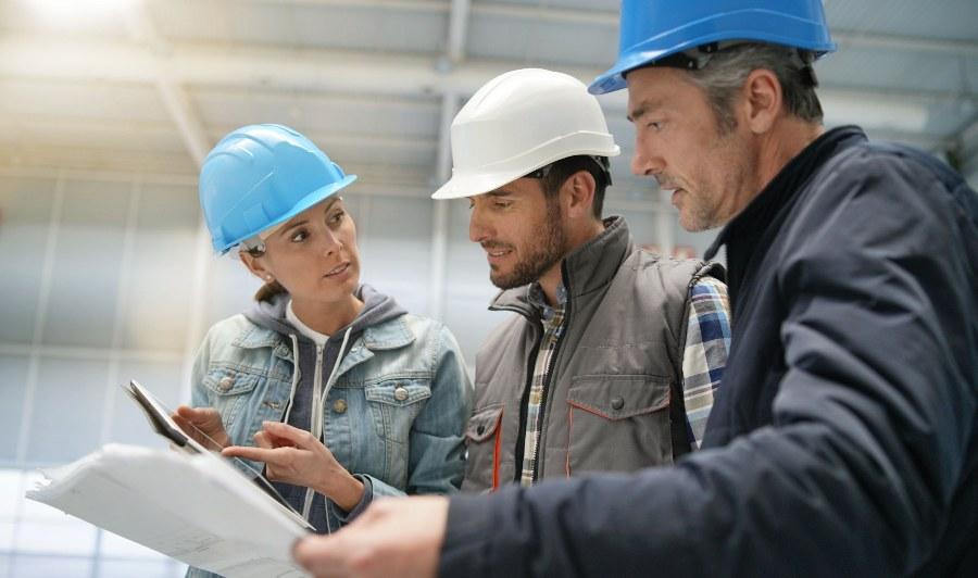 Arbeiter mit Schuthelmen – Die Arbeitsstättenverordnung Arbeiter mit Schuthelmen - Die Arbeitsstättenverordnung