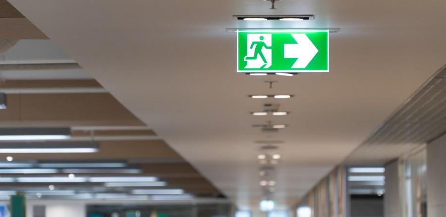 Fluchtweg, Leuchte - Auch die Kennzeichnung von Fluchtwegen gehört zur Arbeitsstättenverordnung