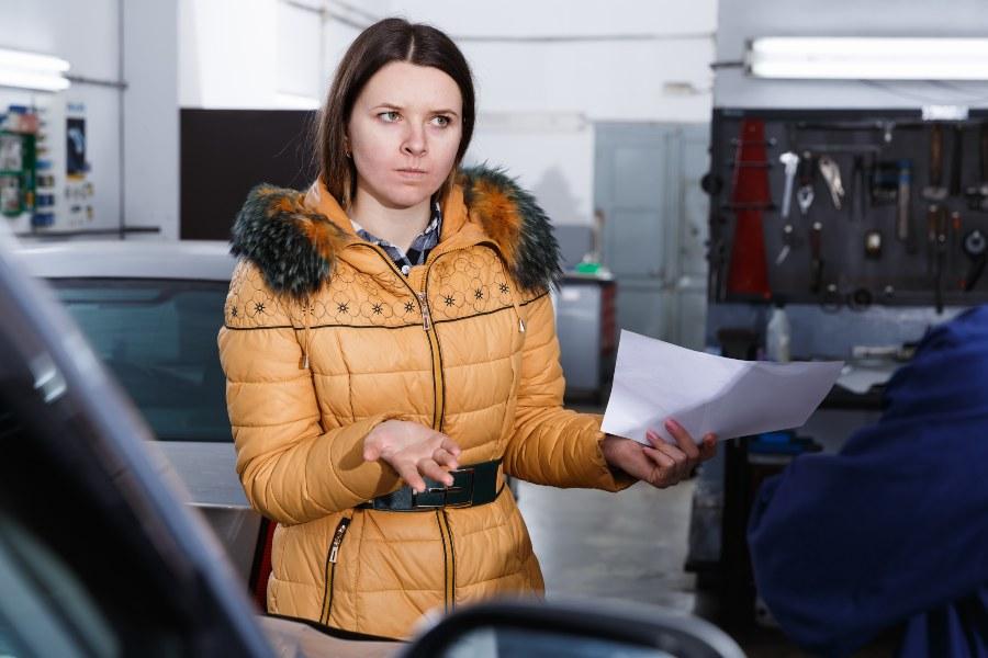 Kunden sind oftmals sensibel und gehen bei Unzufriedenheit schnell zur Konkurrenz Unzufriedene Kundin in Autowerkstatt
