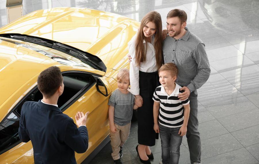 Junge Familie beim Autokauf - Der Tag der offenen Tür im Autohaus