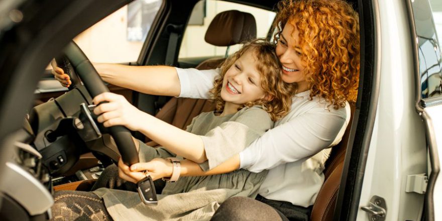 mutter und tochter frohelich im auto - Der Tag der offenen Tür im Autohaus