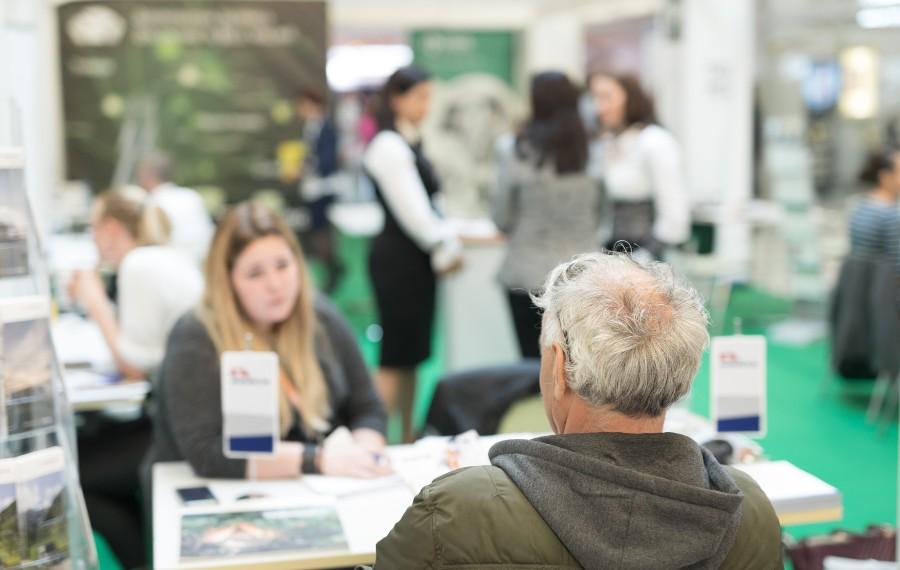 Unterhaltung-auf-einer-messe